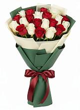 Букет Микс из красных и белых роз в Шахунье