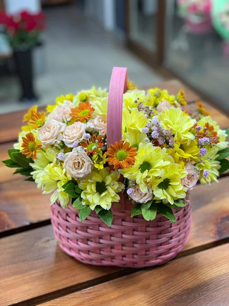 Цветочная композиция из Хризантемы и Розы в корзине в Шахунье