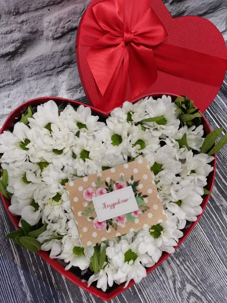 Цветочная композиция из Хризантемы в виде сердца в Шахунье