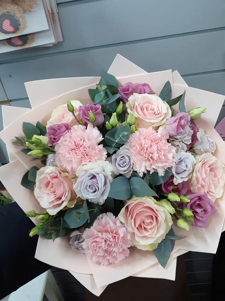 Букет цветов из: Розы, Гвоздики и Лизиантусы в Шахунье